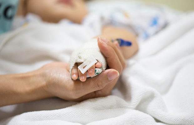 image-mother-holding-a-baby-hand