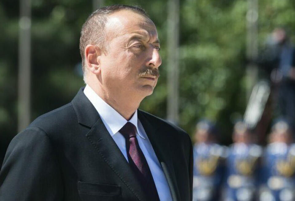 Prezident İlham Əliyev Yevlax şəhərində Ümummilli Lider Heydər Əliyevin abidəsini ziyarət edib 