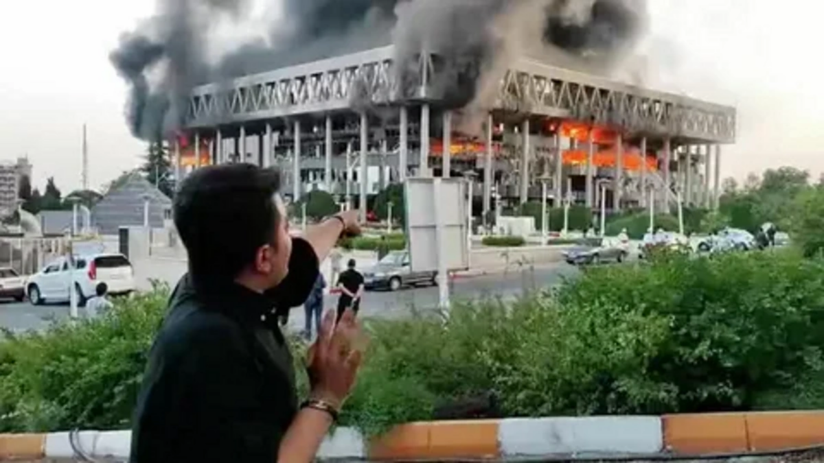 İsrail dediyini etdi – İran televiziyası canlı yayımda belə vuruldu – Ölənlər var – VİDEO 