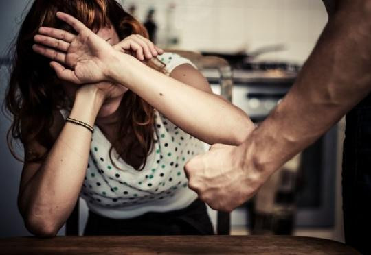 Ər 22 yaşlı arvadını döydü – Vəziyyəti ağırdır
