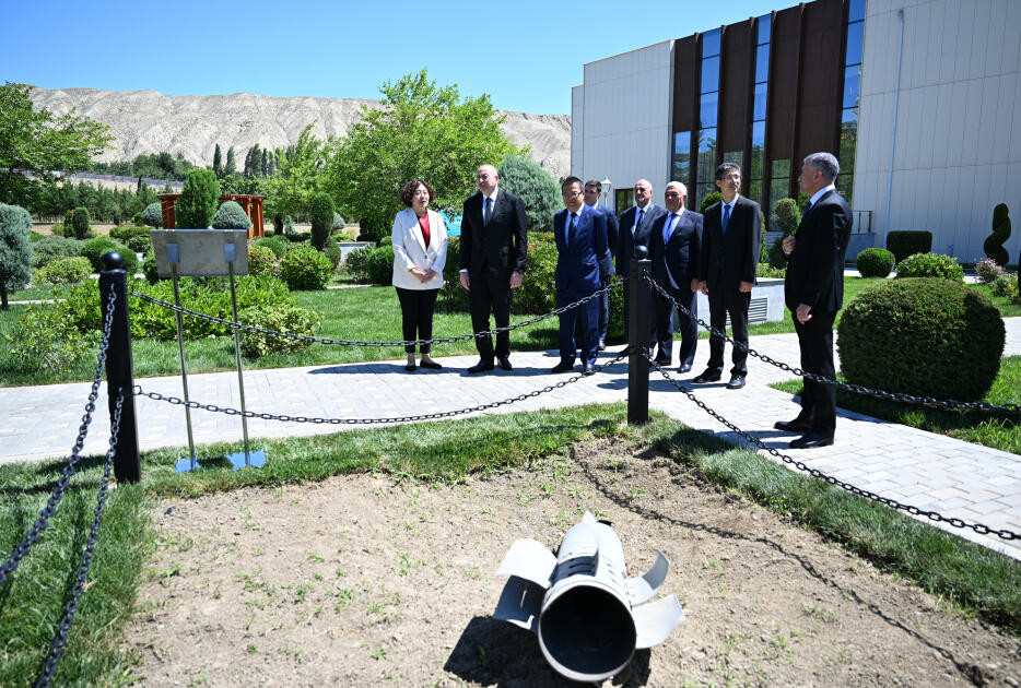 Prezident Vətən müharibəsi zamanı Ermənistan tərəfindən “Azərbaycan” İES-ə atılan raketin düşdüyü əraziyə baxıb – FOTO 