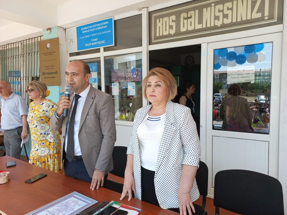 Sumqayıtdakı 30 nömrəli məktəbdə son zəng biabırçılığı: Direktorun bu hərəkəti gündəm oldu – VİDEO