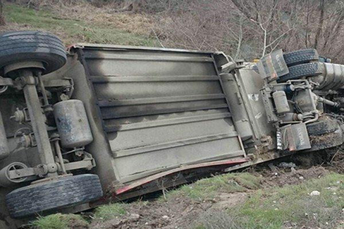 Şəkidə yük maşını aşıb, ölən və yaralanan var