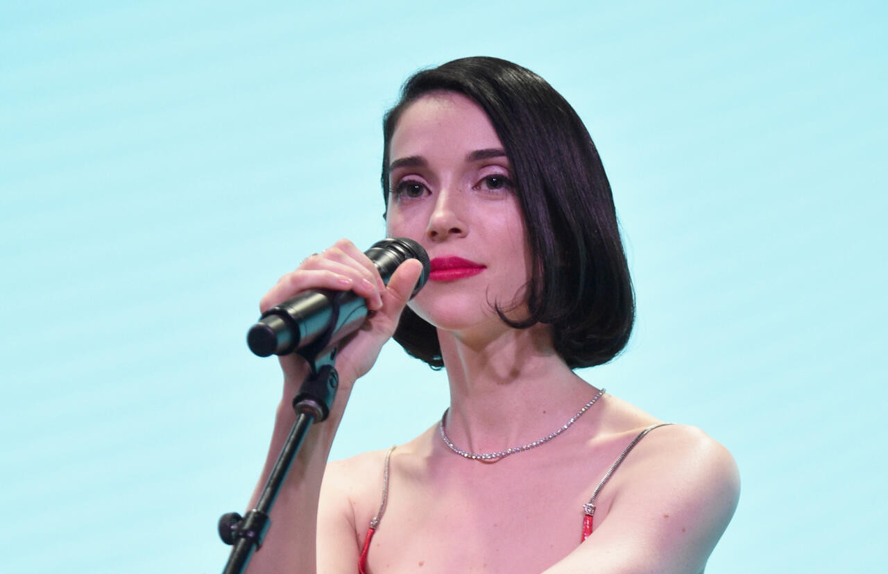 Məşhur müğənni konsertində mühafizəçini “ALÇALTDI” – VİDEO 