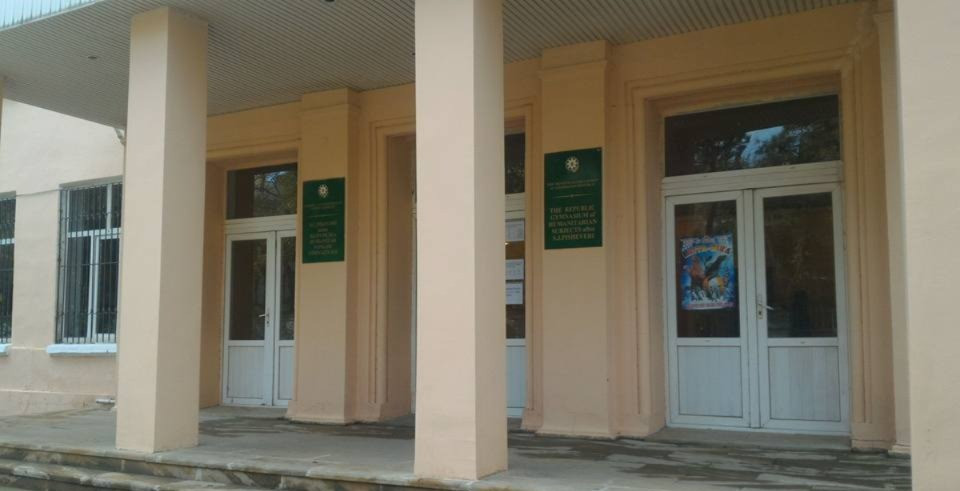 Məşhur müğənninin qızını fars məktəbində oxutması qalmaqal yaratdı – Sabiq nazirimiz də oranı bitirib… 
