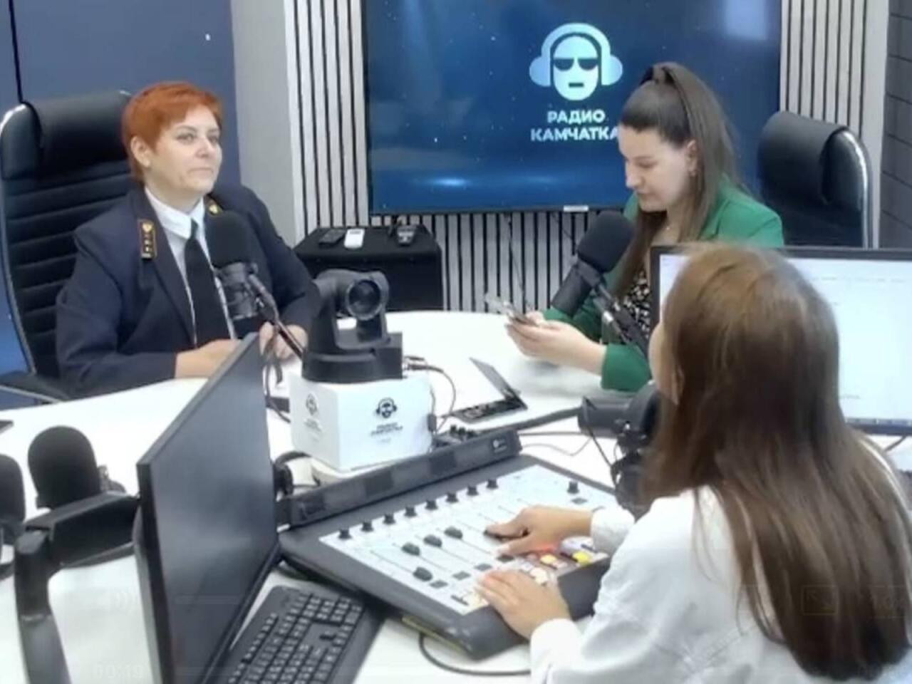 Canlı yayım vaxtı zəlzələ oldu – Aparıcılar studiyadan belə qaçdılar  