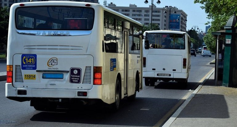 Marşrut avtobusu işıq dirəyinə çırpıldı: yaralılar var – VİDEO 