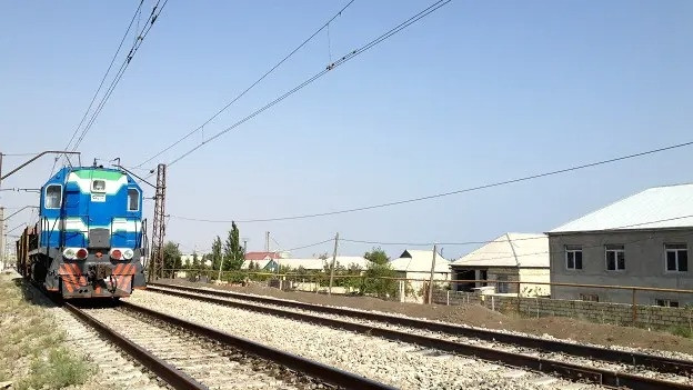 Dəmir yolu xətti boyu təhlükəli məskunlaşma – Yüzlərlə ailə ölüm riski ilə üz-üzə 