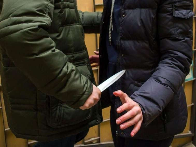 Anasına sataşan vəzifəli şəxsi öldürdü – Əxlaqsız təkliflər edibmiş…