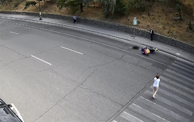 Piyada keçidindən keçən şəxsi moped vurdu