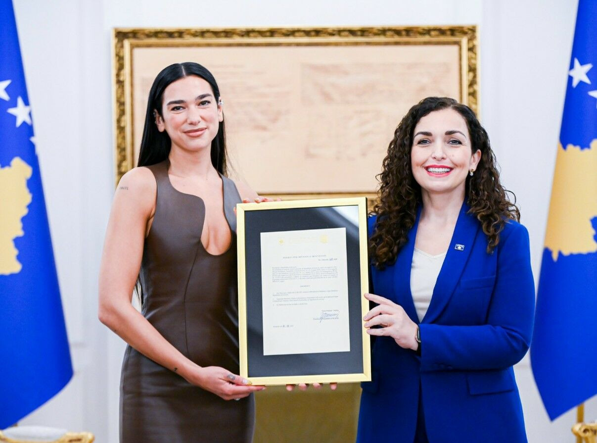 Ona daha bir ölkənin vətəndaşlığı verildi – Foto