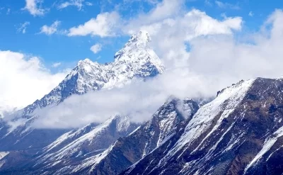 Everestdə tarixi rekord: Bir gündə 274 alpinist zirvəyə qalxdı