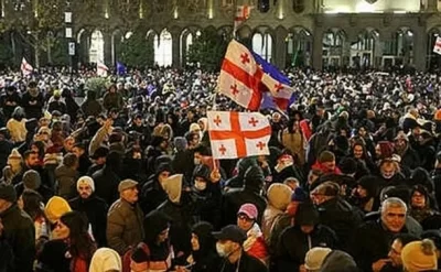 Müxalifət Tbilisidə parlament binası qarşısında mitinq keçirir