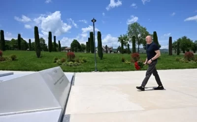 İlham Əliyev Zəfər tağının önündə – FOTOLAR