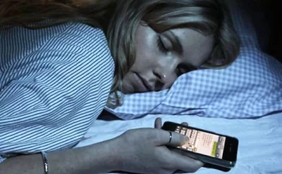 Telefonu başınızın yanında saxlayıb yatırsınız? — Mütəxəssislər risklərdən danışdı