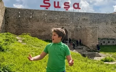 Səfirin oğlu Şuşada azərbaycanca mahnı oxudu