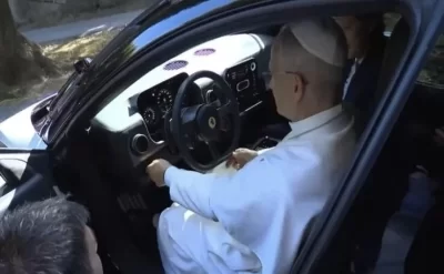 Ferrari-nin bu modelini Roma Papası özü sınadı