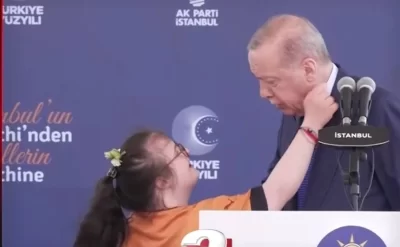 Ərdoğanın çıxışı zamanı səhnəyə çıxan daun sindromlu uşaq təsirli anlar yaşatdı – VİDEO