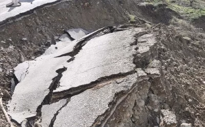 Güclü yağış yolun çökməsinə səbəb oldu