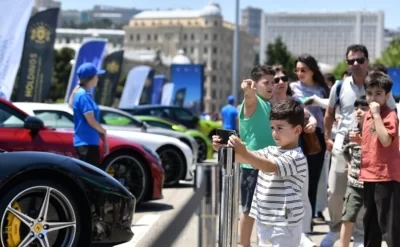 Bakıda maraqlı maşınlar: insanlar sıraya düzüldü – FOTOLAR