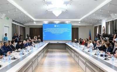 MEDİA-da uşaqların zərərli informasiyadan qorunmasına dair qanun layihəsi müzakirə olundu - Foto