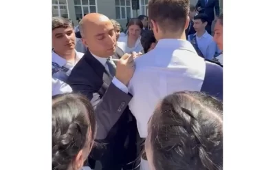Emin Əmrullayev məzunların köynəyinə