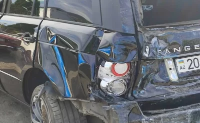 "Range Rover" sərnişin avtobusu ilə toqquşdu: çoxlu sayda yaralı var - Foto