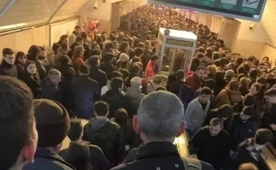 Metroda dəhşətli anlar - Azyaşlı uşaq yıxıldı