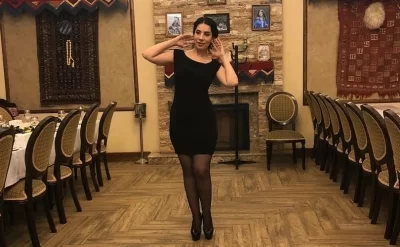 Xalq artistinin müğənni qızı geyimi ilə müzakirə yaratdı - VİDEO
