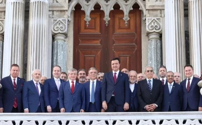 D8 tədbiri siyasi gündəmi silkələdi