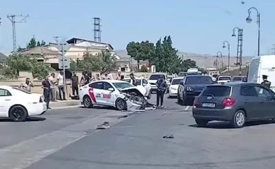 Lökbatanda taksi sərnişin avtobusu ilə toqquşdu - VİDEO