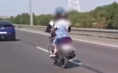 Övladını təhlükəli şəkildə daşıyan motosiklet sürücüsü saxlanıldı
