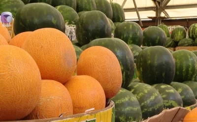 Bazarda qarpız və yemişin