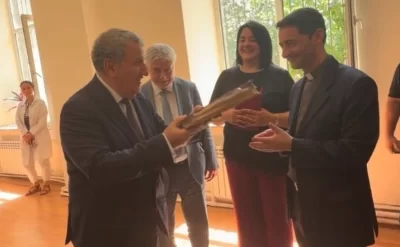 Qalmaqaldan sonra yeni görüntülər: İsa Həbibbəyli əlyazmanı öpdü, gözünün üstünə qoydu