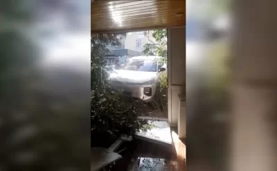 Sumqayıtda minik avtomobili restorana çırpıldı - VİDEO