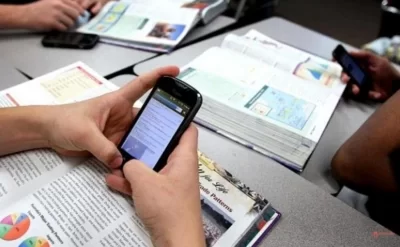 Şagirdlərin dərs vaxtı mobil telefondan istifadəsi qadağan edildi