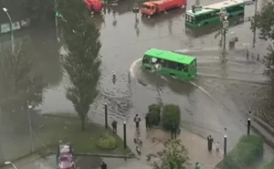 Güclü yağış Yekaterinburqu su altında qoydu - VİDEO