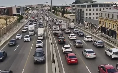 Bakının bəzi küçələrində sıxlıq müşahidə olunur