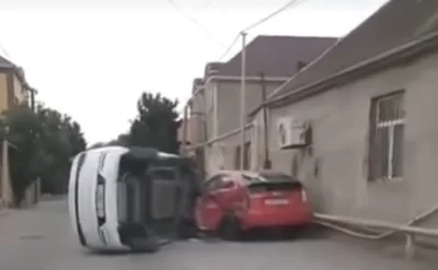Bakıda “Prius”la toqquşan BYD aşdı – VİDEO