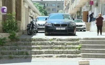 Piyadalar üçün nəzərdə tutulan pilləkən sürücülərə problem yaradır -VİDEO