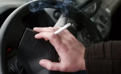 Yolun ortasında avtobusu saxladı, sükan arxasında siqaret çəkdi - VİDEO