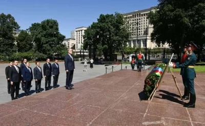 Bayramov Moskvada "Naməlum əsgər" məzarını