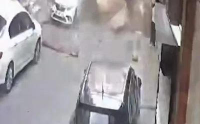 İstanbulda fırtına: Dam uçdu, insanlar son anda xilas oldu - VİDEO