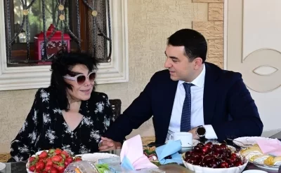 Mədəniyyət naziri Xalq artisti Flora Kərimovanı evində ziyarət etdi - FOTO