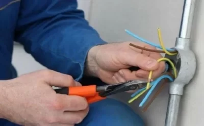 Astarada elektrik dirəyində təmir aparan şəxs