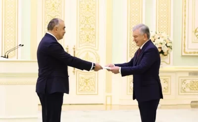 Rəşad Məmmədov etimadnaməsini Mirziyoyevə