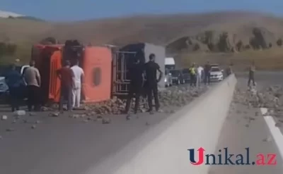 Bakı-Şamaxı yolunda yük maşını aşdı