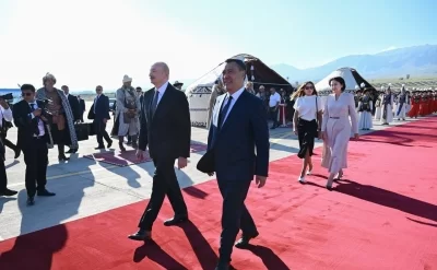 İlham Əliyev və xanımı Qırğızıstanda belə qarşılandı – VİDEO
