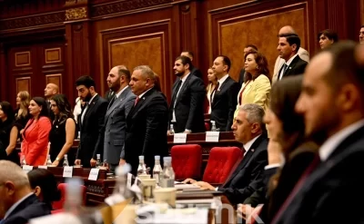 Ermənistan parlamentində gərgin anlar