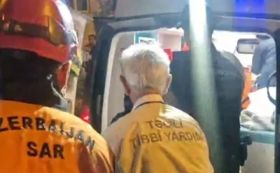 Avtomobildə sıxılı vəziyyətdə qalmış şəxs